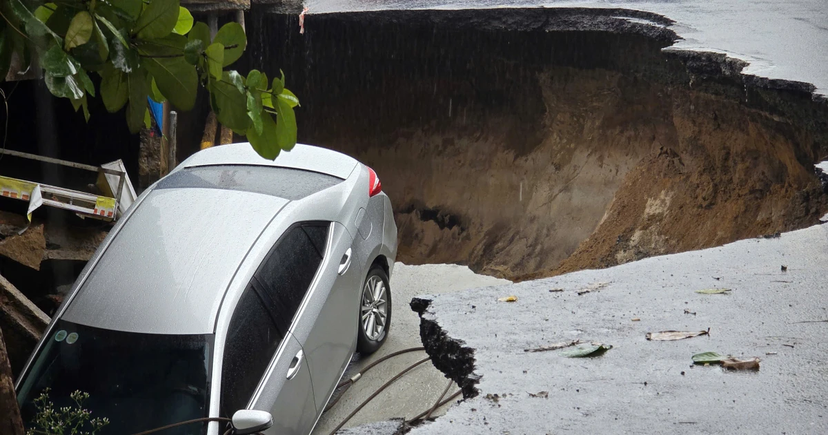 Hai ô tô rớt 'hố tử thần' ngay trung tâm Đà Nẵng