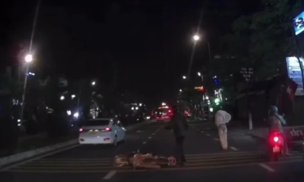 CLIP: Ô tô vượt ẩu gây tai nạn rồi bỏ chạy trên đường phố Đà Nẵng