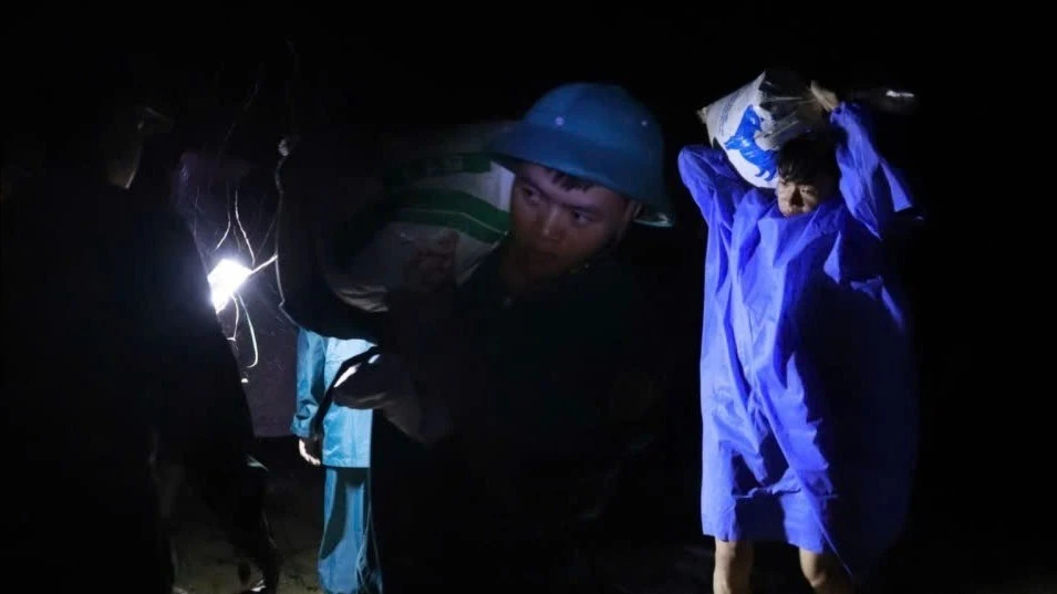 Hơn 500 cán bộ, chiến sĩ Quân khu 5 xuyên đêm ứng cứu sạt lở ở Đà Nẵng