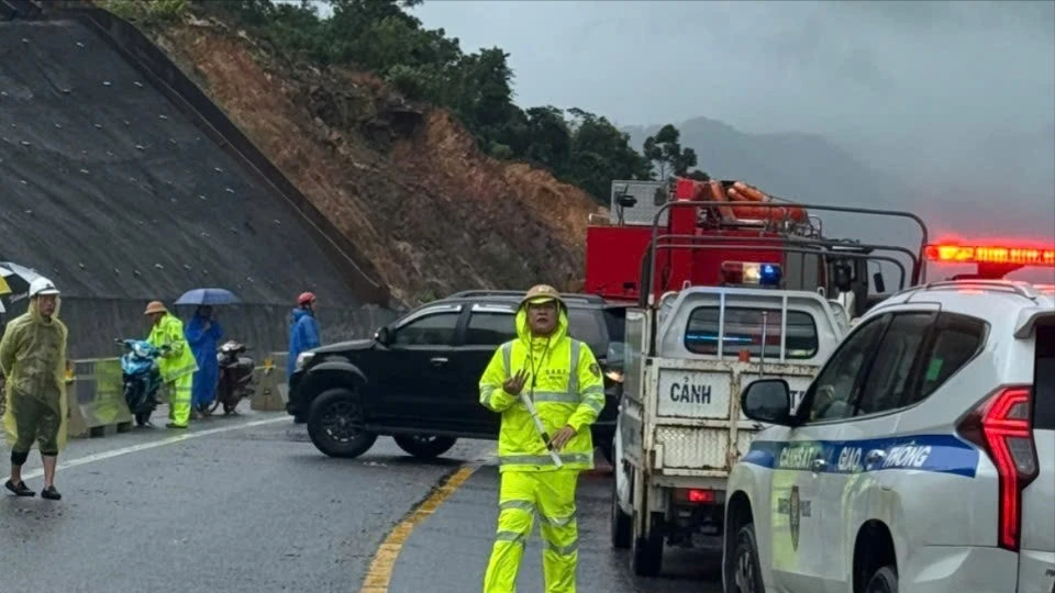 Sạt lở trên cao tốc nối Đà Nẵng và Huế: Mở tạm một làn, cấm xe chạy ban đêm
