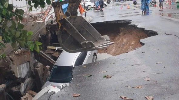 Nguyên nhân 'hố tử thần' xuất hiện, 'nuốt' 2 ô tô ở Đà Nẵng