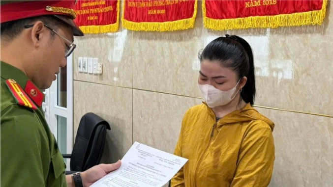 Khởi tố nữ tiểu thương buôn bán hàng ngàn bao thuốc lá lậu