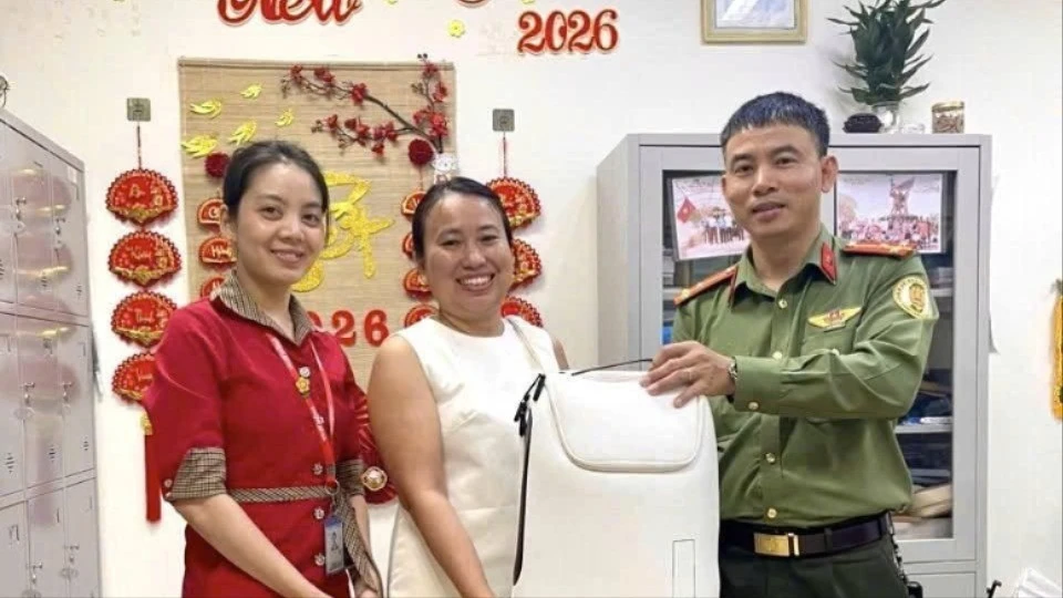 Trao trả balo chứa hơn 150 triệu đồng cho du khách Ấn Độ bỏ quên tại sân bay Đà Nẵng