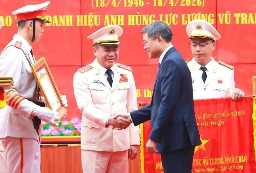 Trung tướng Nguyễn Thanh Tùng đón nhận danh hiệu Anh hùng lực lượng vũ trang nhân dân