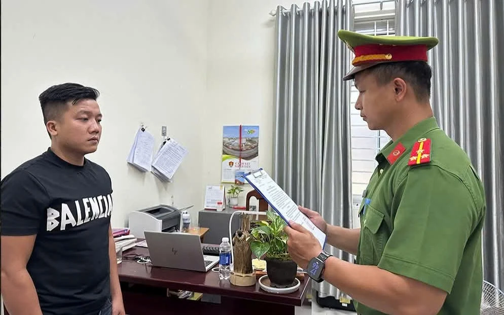 Đòi tiền bằng bạo lực, khóa cửa nhà bị hại