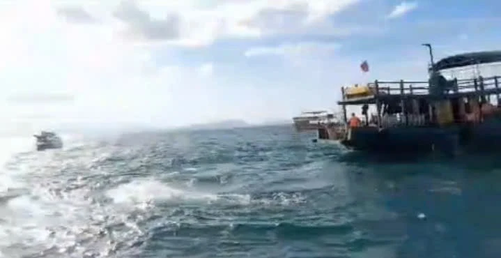 Chìm ca nô du lịch trên biển Cửa Đại