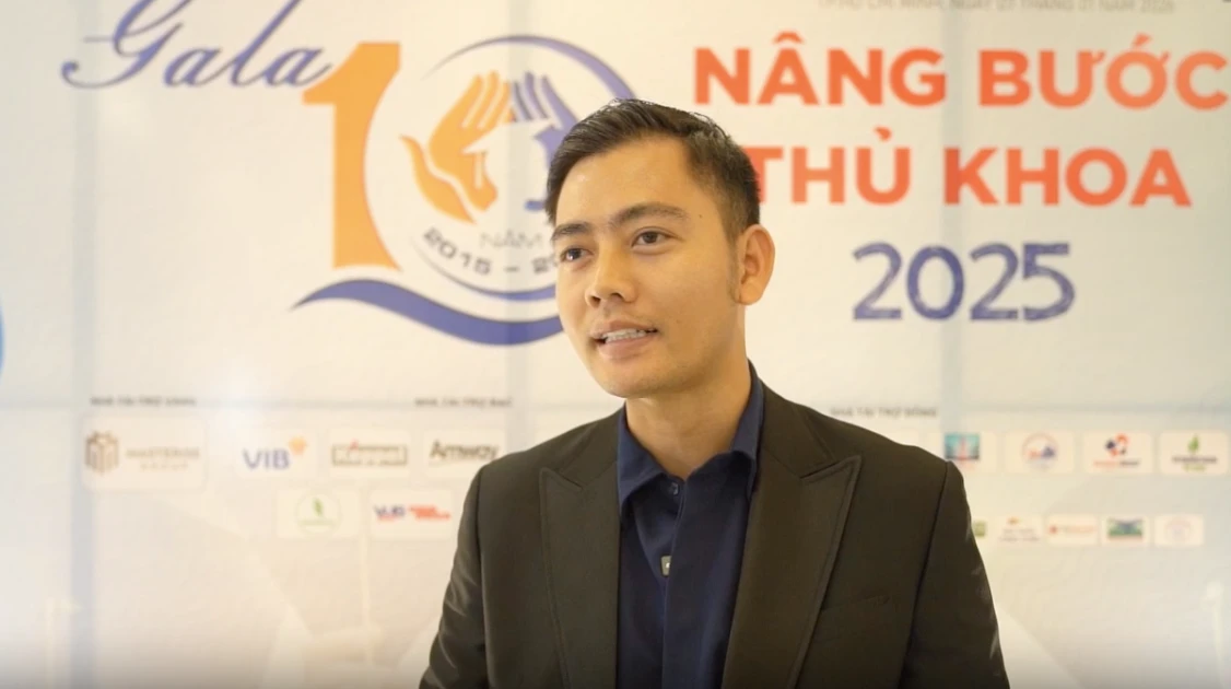 CEO Đặng Quốc Sang: 'Tôi từng đi chung một đôi giày, nên muốn trao giày mới cho 120 thủ khoa'