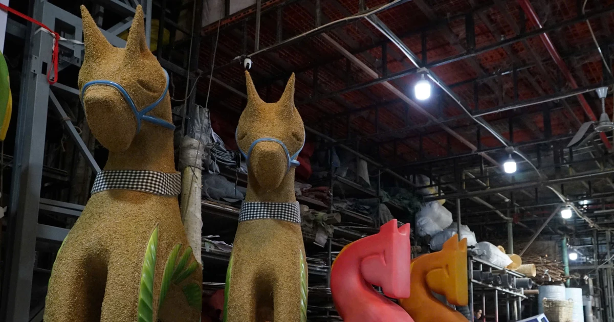 Đột nhập xưởng làm linh vật ngựa Đường hoa Nguyễn Huệ 2026