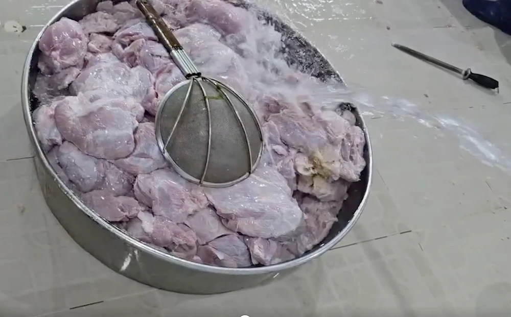 Phát hiện thịt không nhãn mác tại công ty bị tố dùng thịt bẩn chế biến thức ăn cho học sinh