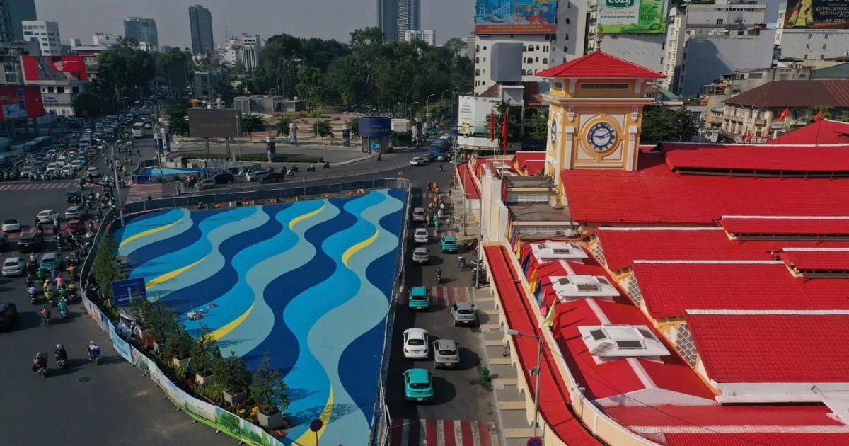 Chợ Bến Thành khác lạ với 'sóng nước bập bềnh'