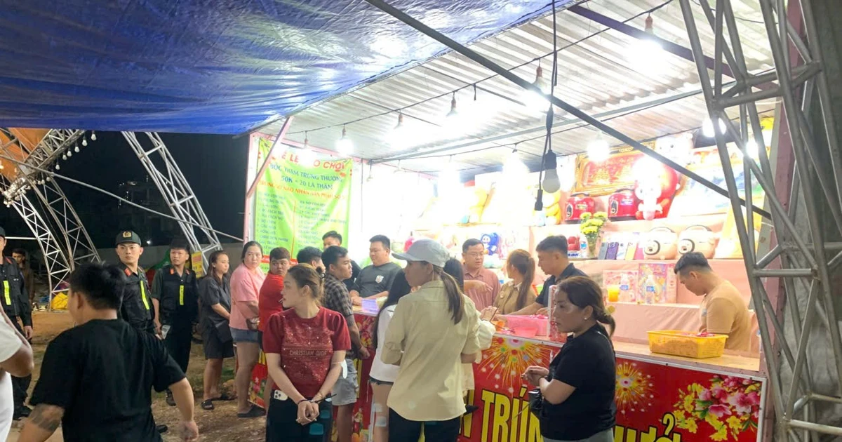 Vạch trần chiêu lừa bốc thăm trúng thưởng để 'móc túi' du khách tại hội chợ