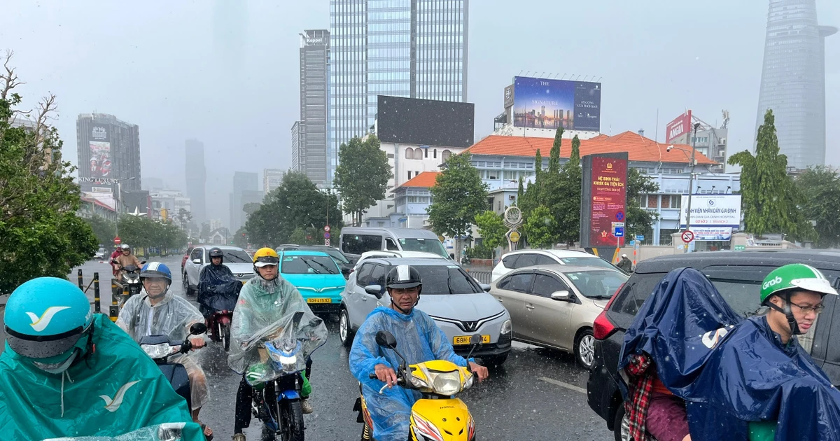 TPHCM mưa to, nguy cơ ngập nhiều nơi