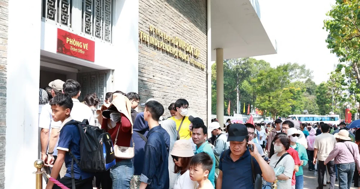Từ lúc thu phí máy ảnh, doanh thu Dinh Độc Lập ra sao?