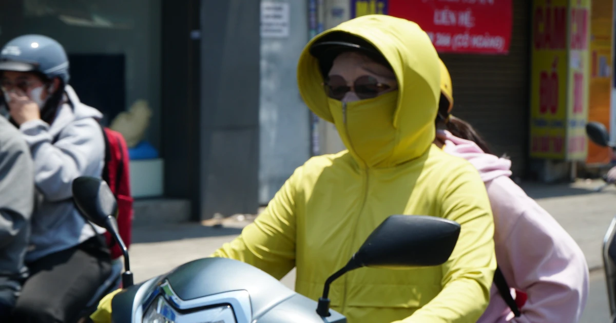 Người dân 'bạc mặt' vì nắng nóng oi bức 36 độ