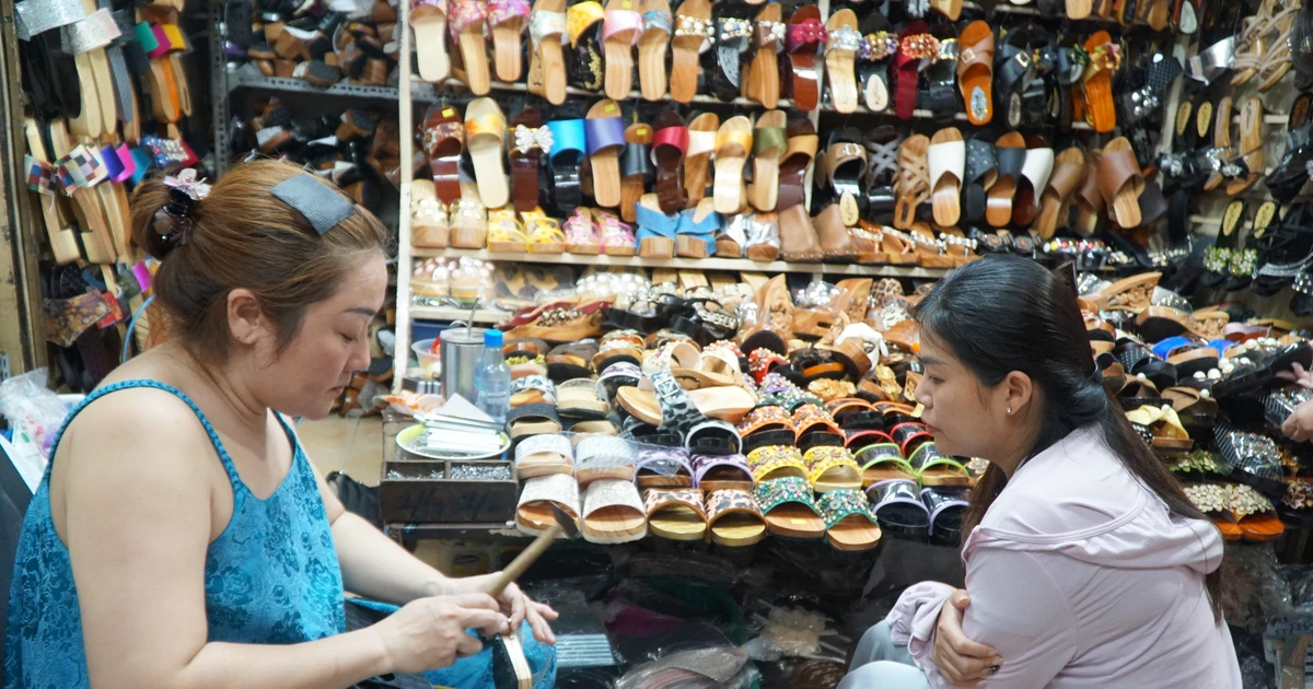 Món đồ xưa bất ngờ được người trẻ săn lùng ở ngôi chợ 100 tuổi