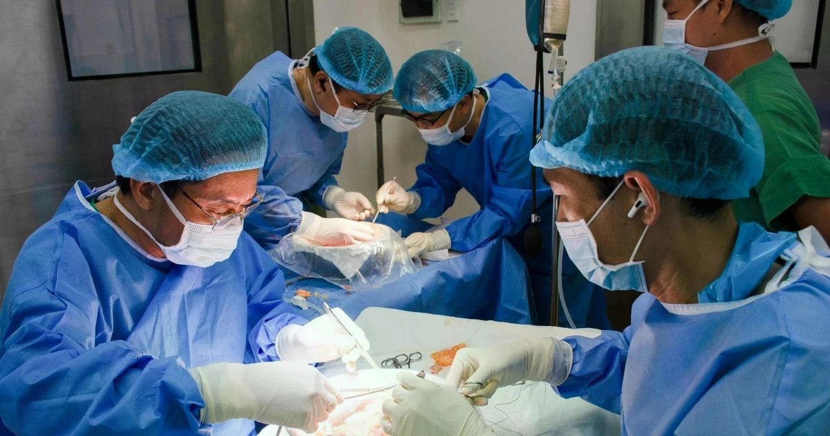 Vợ hiến thận cứu chồng trong ca ghép lần 3 với 'rừng' mạch máu vôi hóa