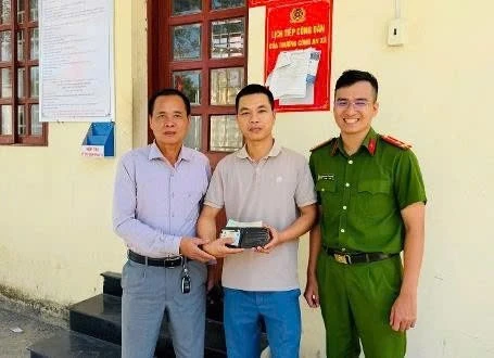 Nhặt được 18 triệu đồng, người đàn ông giao lại công an nhờ tìm người đánh rơi