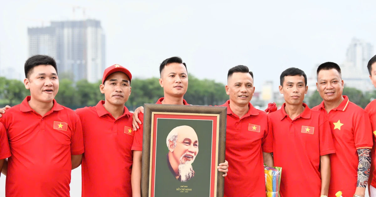 CĐV 'đội mưa' nhuộm đỏ Mỹ Đình, tiếp lửa tuyển Việt Nam trước đại chiến Singapore
