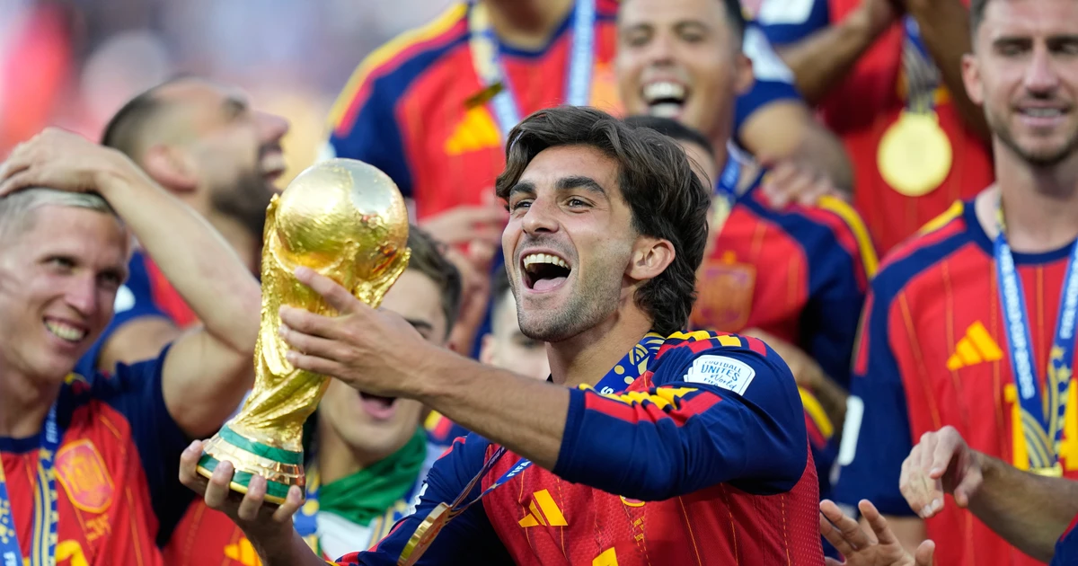 Ferran Torres: Từ cậu bé hay khóc đến người hùng đưa Tây Ban Nha lên đỉnh World Cup