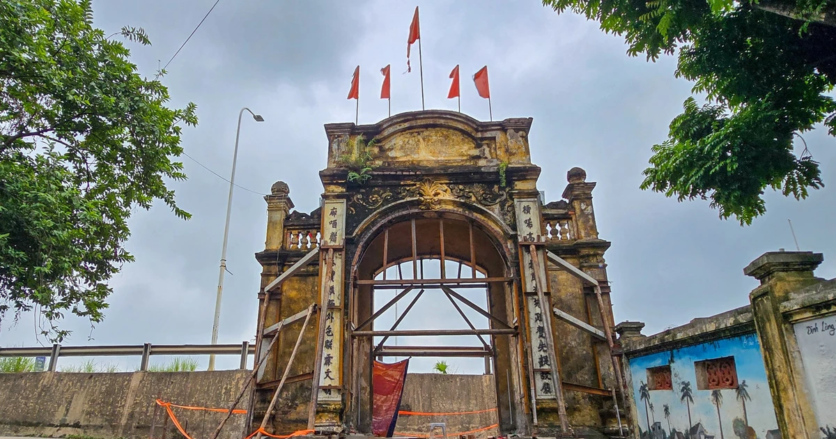 Hà Nội: Người dân góp nửa tỷ đồng nâng nguyên khối cổng cổ trăm năm