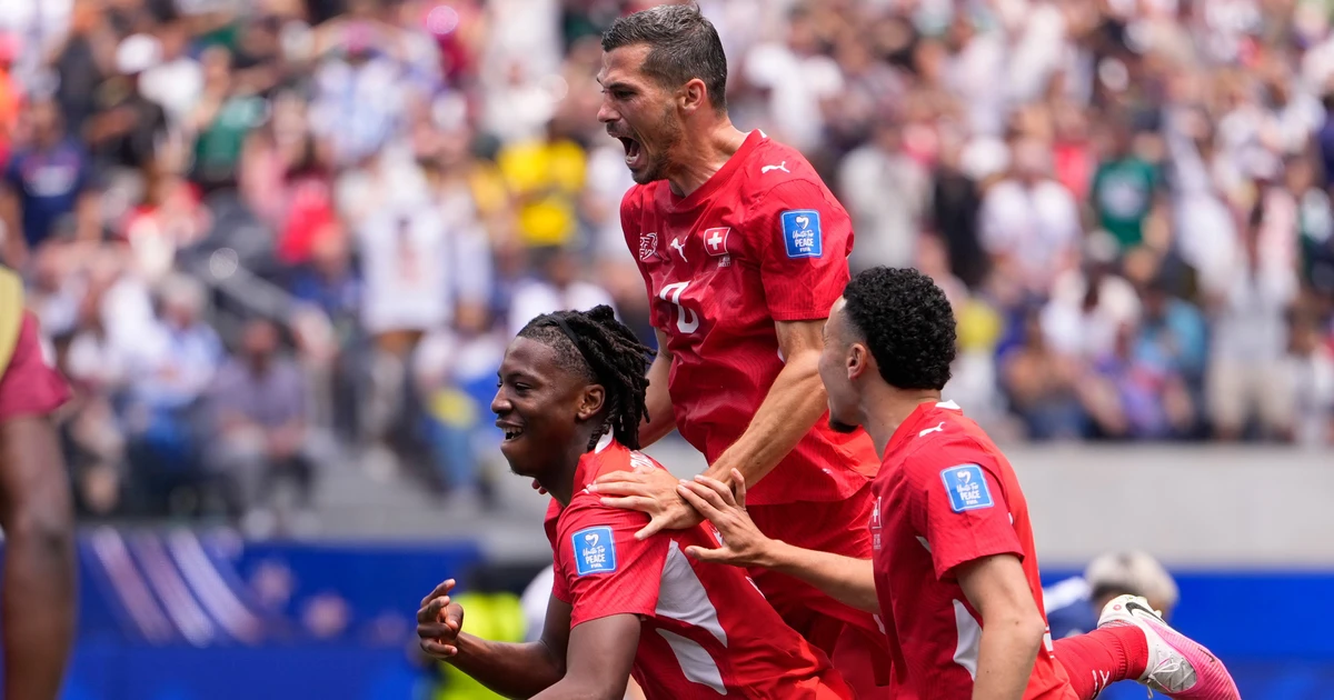 Johan Manzambi đáp trả chỉ trích bằng cú đúp lịch sử tại World Cup 2026