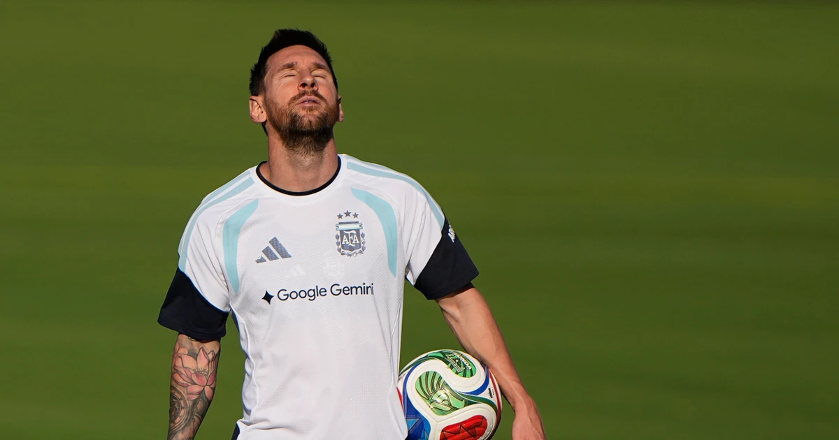 HLV Argentina: 'Cả thế giới đang chờ Messi'