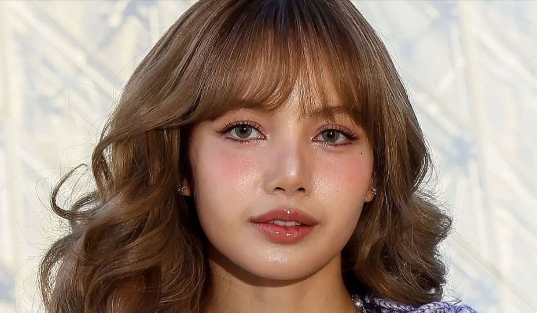 Lisa (BlackPink) thách thức ống kính hung thần