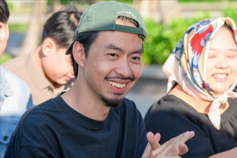 Đen Vâu mời nước người dân tại bãi biển Quảng Ninh