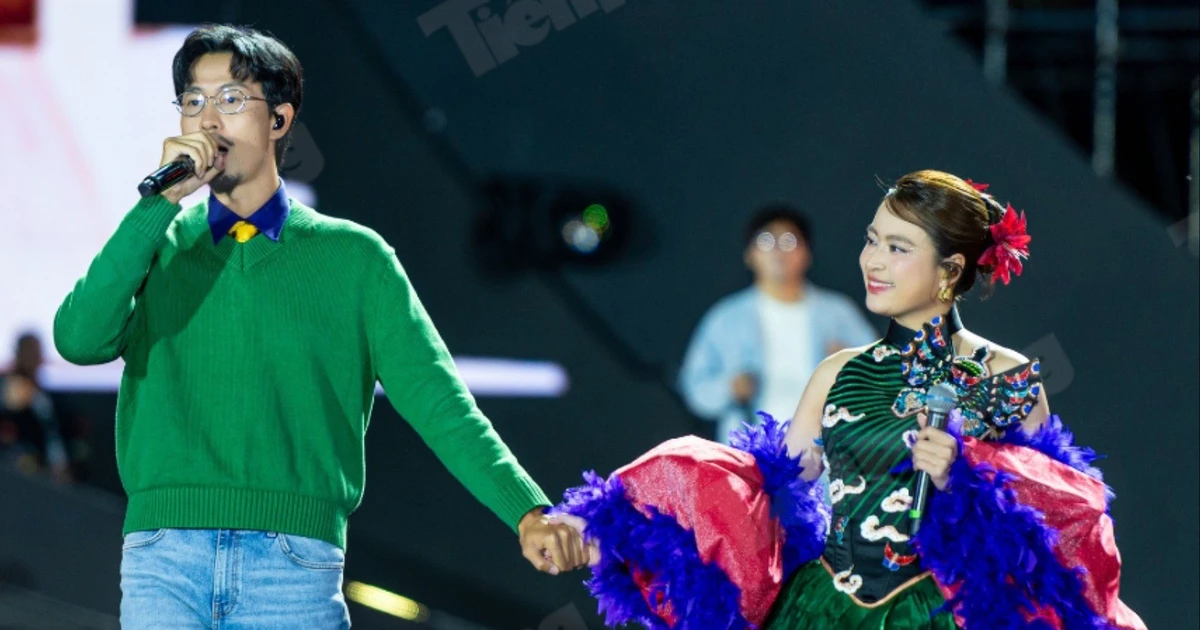 Đen nắm tay Hoàng Thùy Linh trước 30.000 khán giả ở Quảng Ninh