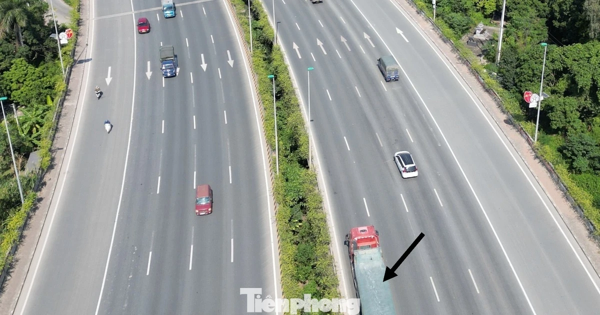 Nhiều tài xế lúng túng trong ngày đầu cấm xe tải, xe khách đi làn 1 trục Nhật Tân - Nội Bài