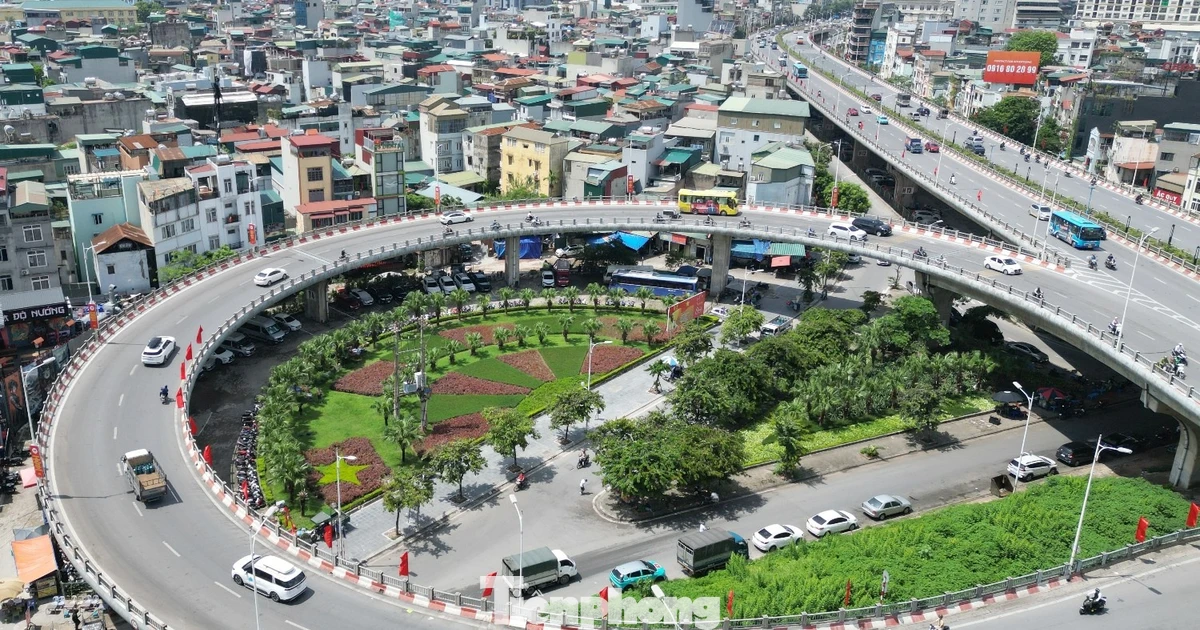 'Chống nạng' bằng sắt cho dầm cầu Vĩnh Tuy sau vụ cháy