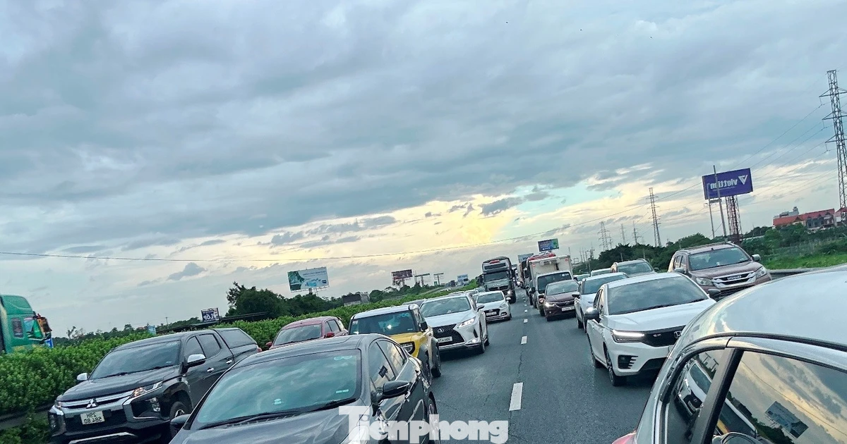 Phương tiện tăng gấp 2 - 3 lần, cửa ngõ Hà Nội và cao tốc ùn tắc kéo dài