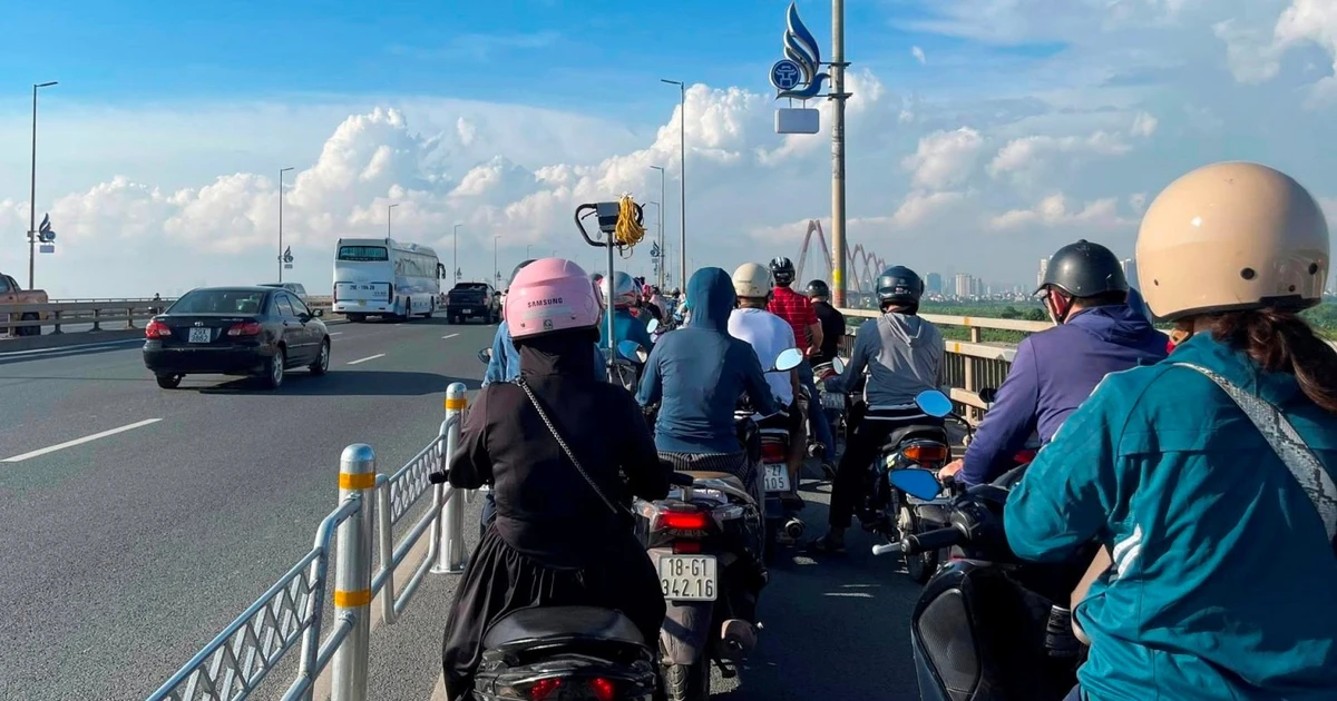 Ngày đầu dựng rào sắt, làn xe máy cầu Nhật Tân ùn tắc giờ cao điểm