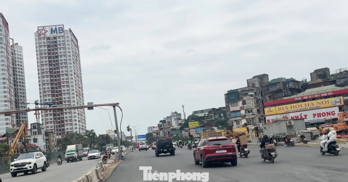 Tháo dỡ hàng rào thi công nút giao Giải Phóng - Kim Đồng, đi lại thông thoáng