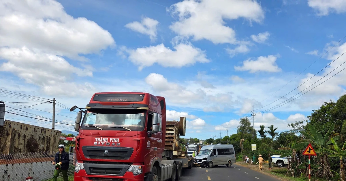 Xe khách tông xe đầu kéo, hai người bị thương nặng