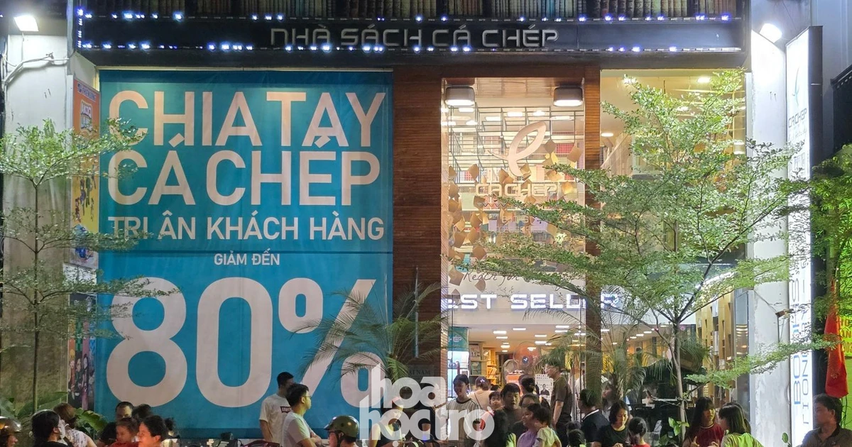 Khách xếp hàng dài chờ thanh toán tại Nhà sách Cá Chép những ngày cuối