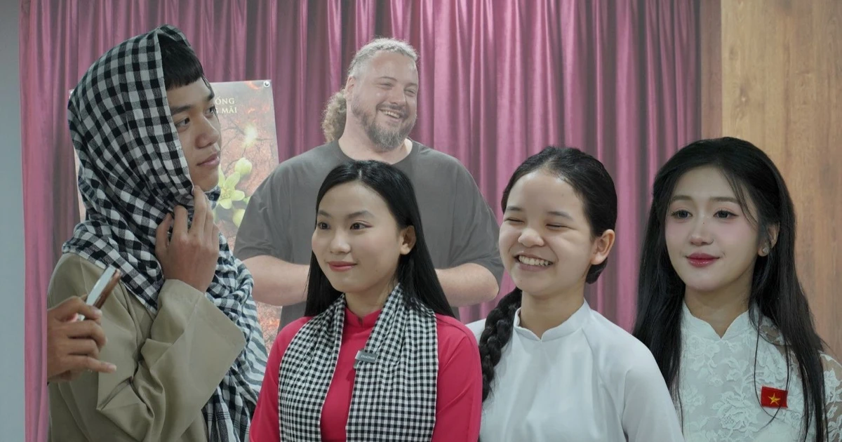 "Con trai" Kiều Minh Tuấn xuất hiện tại buổi casting phim Đất Đỏ