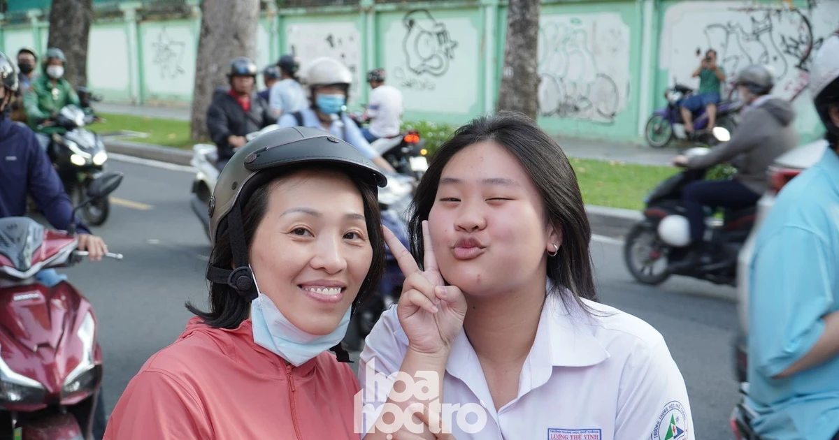 Ngày đầu kỳ thi tốt nghiệp THPT năm 2026: Phụ huynh giấu âu lo làm "trụ cột"