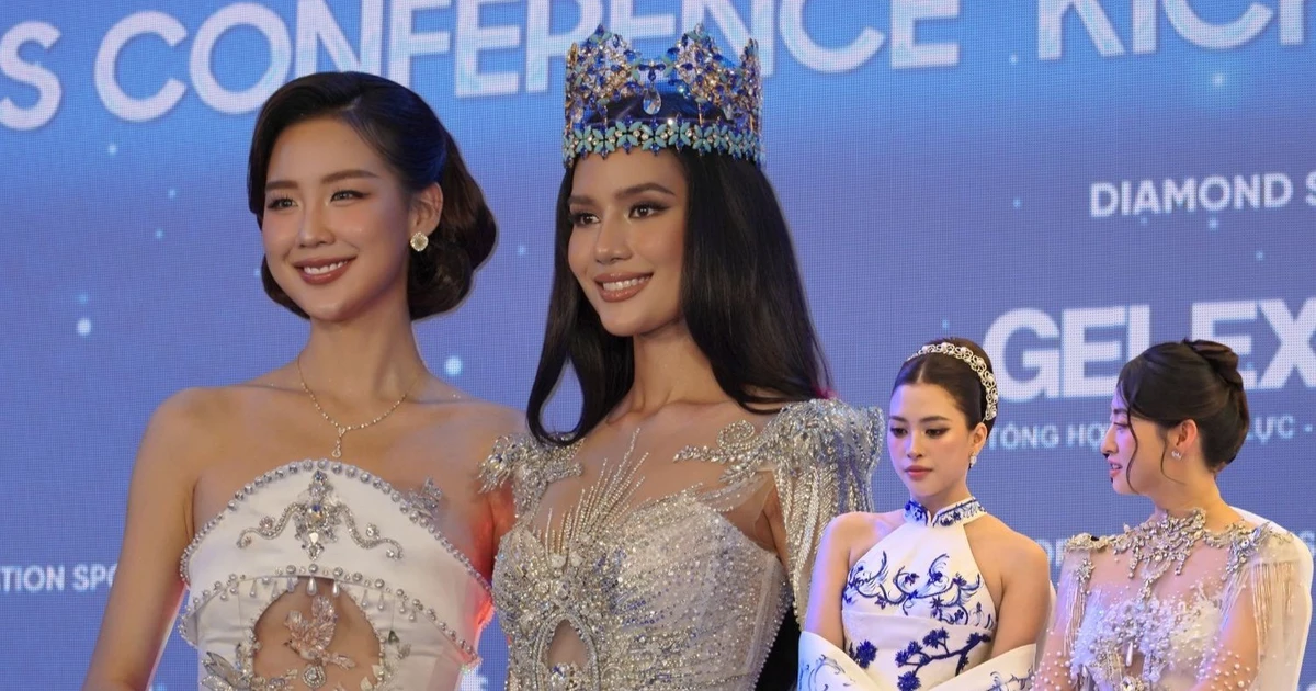 Tiểu Vy nũng nịu bên Lương Thùy Linh tại họp báo công bố Miss World 2026