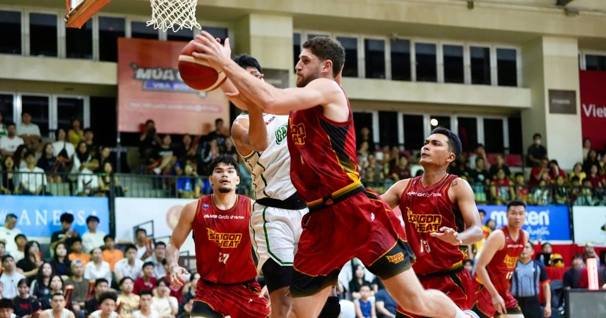 VBA 2026: "Ông Ba Mươi" quẩy cực sung, Saigon Heat thắng đậm ngày ra quân