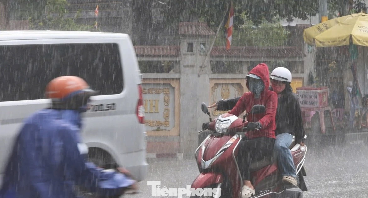 Mưa trái mùa trút ào ào, người đi đường TPHCM không kịp trở tay