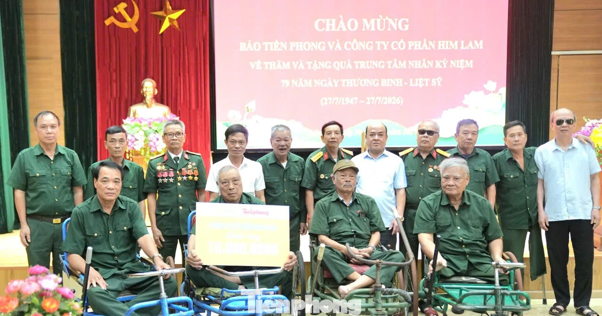 Báo Tiền Phong thăm hỏi và trao quà tri ân thương binh, người có công tại Ninh Bình, Hưng Yên