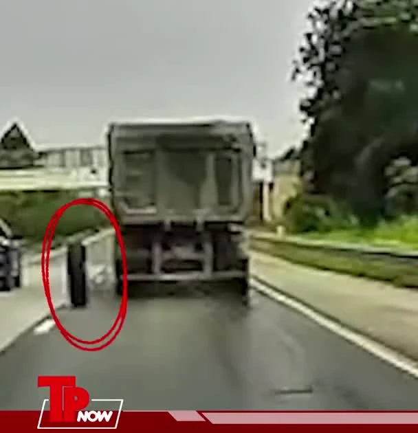 TP NOW: Xe tải rụng 2 bánh trên cao tốc, tài xế vẫn chạy tiếp
