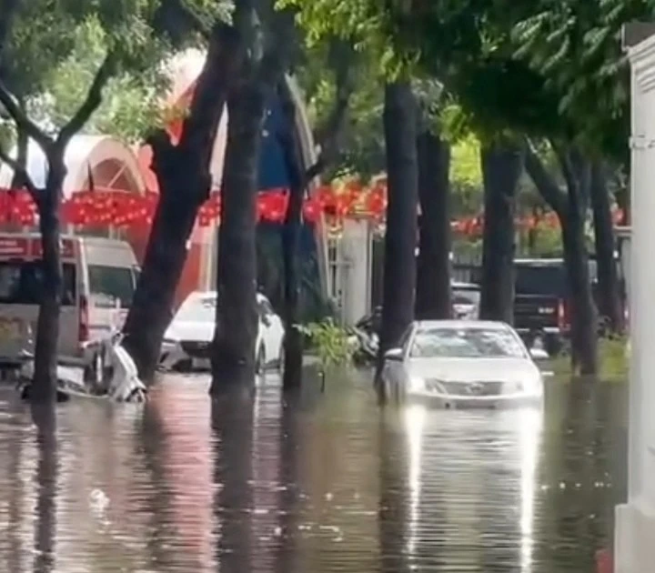 TP NOW: Hà Nội mưa lớn, ngập nước tại một số tuyến phố