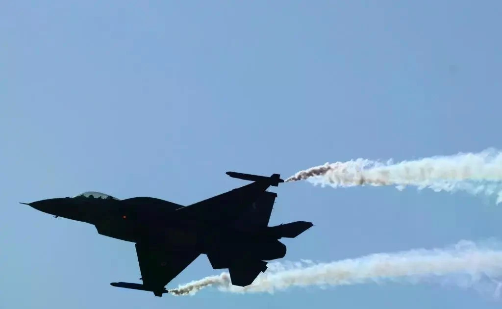 Tiêm kích F-16 Ukraine rơi khi chặn hoả lực Nga