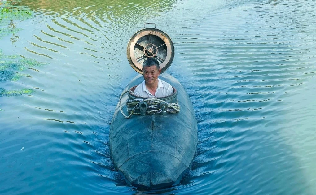 Nông dân Trung Quốc gây sốt với tàu ngầm tự chế dài 7 mét