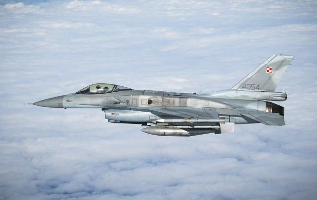 Ba Lan kích hoạt phòng không, triển khai tiêm kích ứng phó mối đe dọa