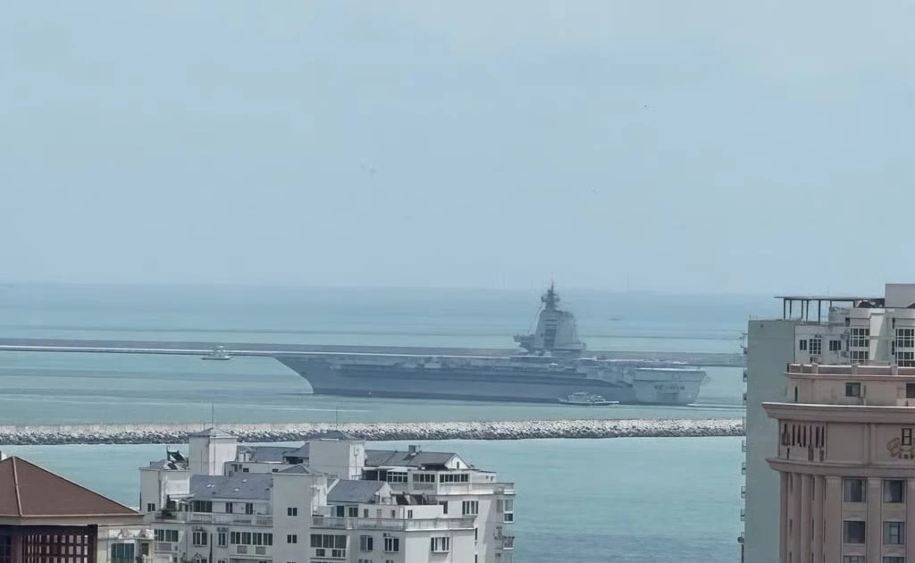 Tàu sân bay Phúc Kiến lần đầu xuất hiện ở đảo Hải Nam