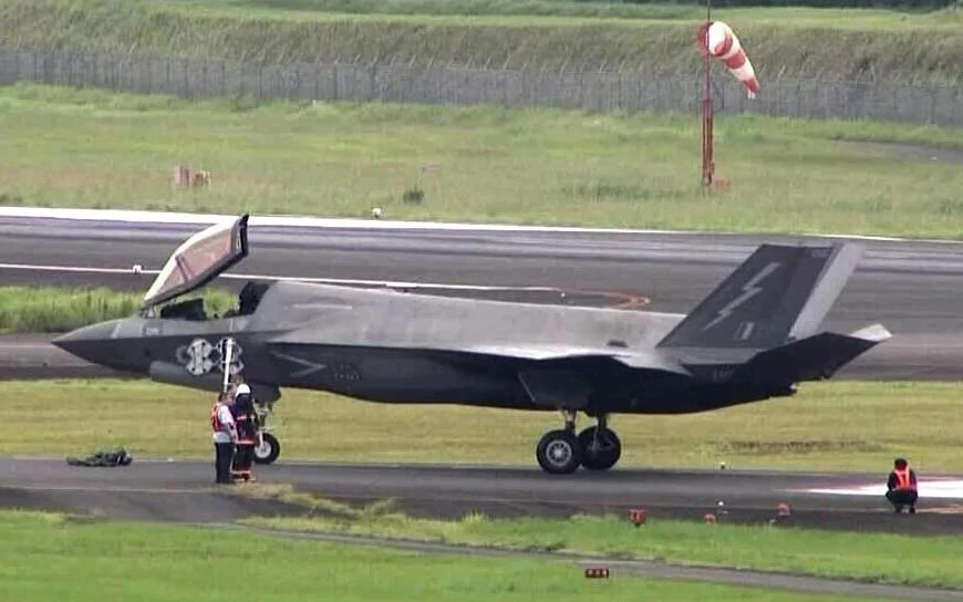 Máy bay tàng hình F-35B của Anh hạ cánh khẩn cấp xuống Nhật Bản