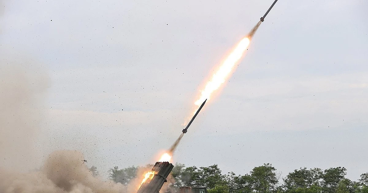 Triều Tiên phóng hàng loạt tên lửa